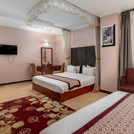 Russell Hotel Kampala Esterno foto
