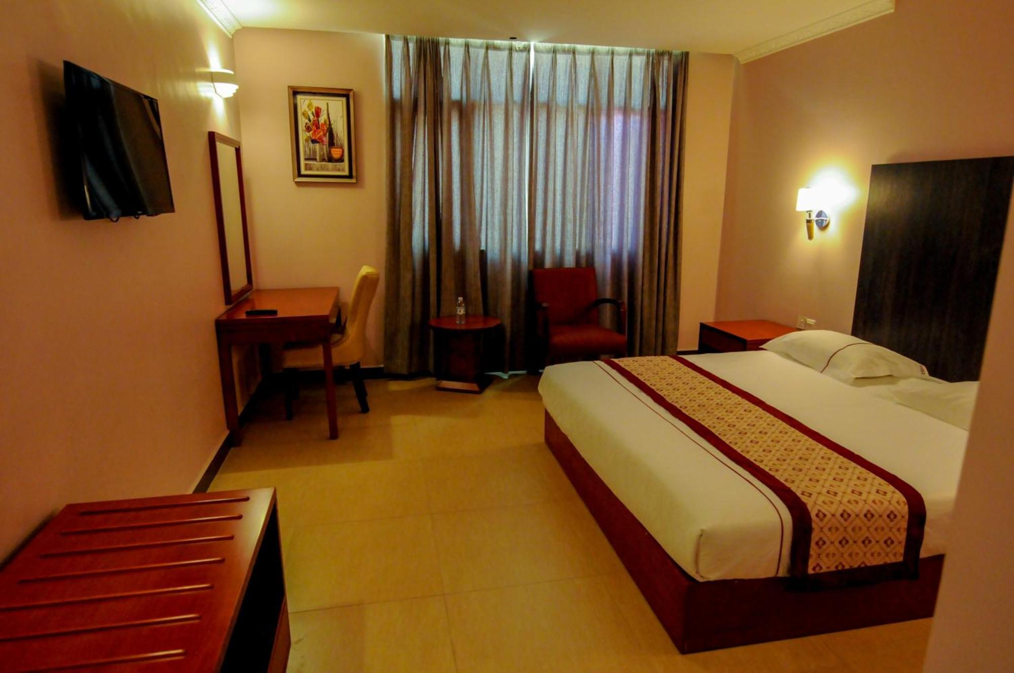 Russell Hotel Kampala Esterno foto