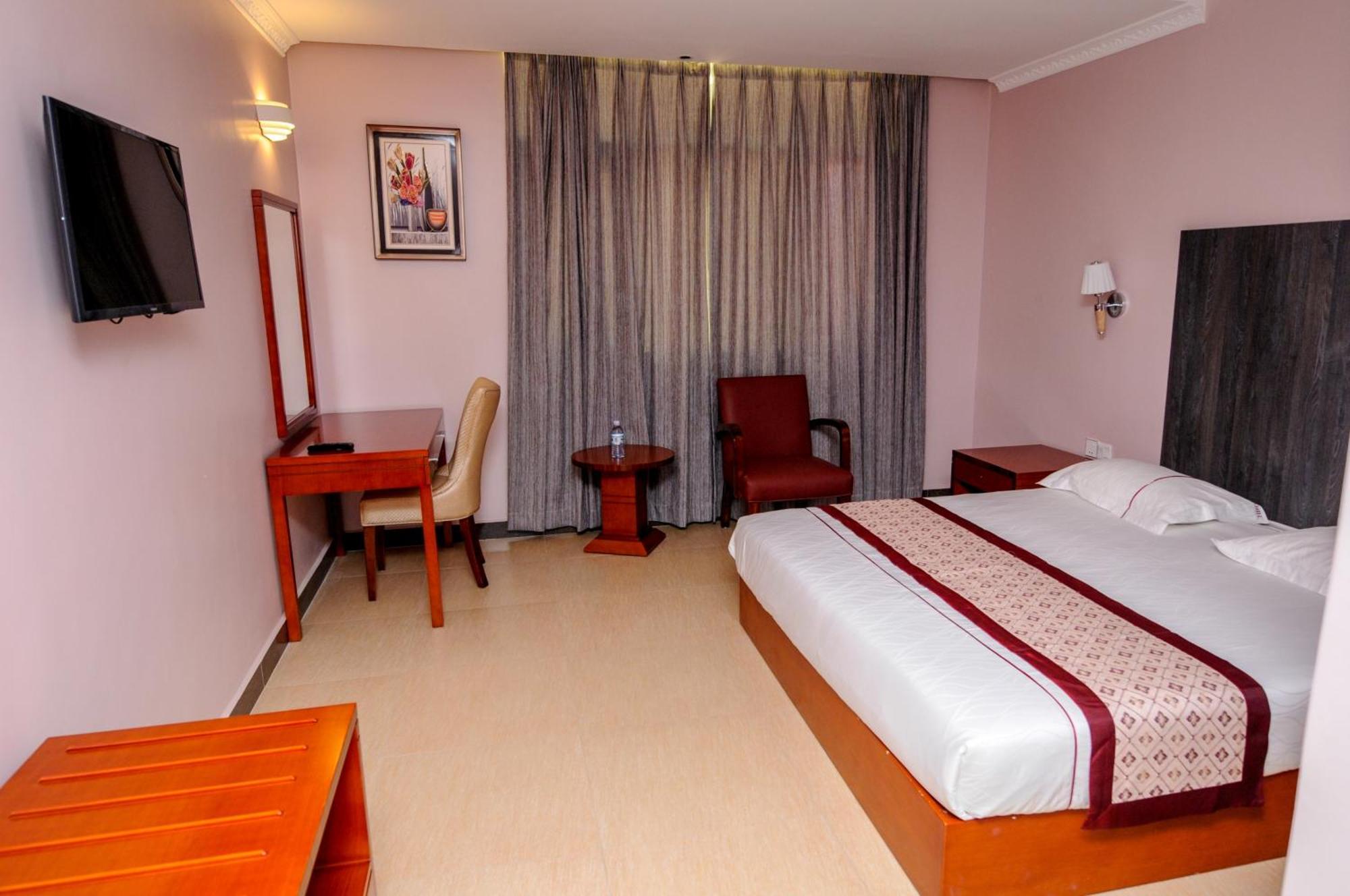 Russell Hotel Kampala Esterno foto
