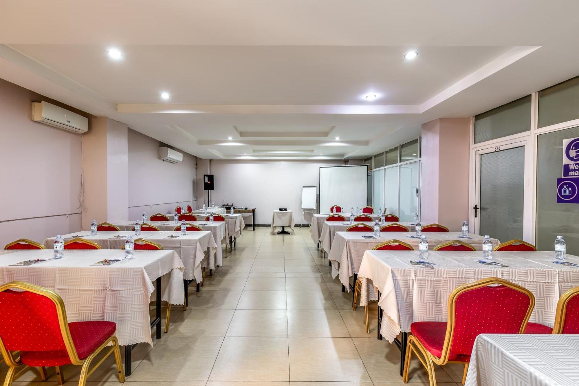 Russell Hotel Kampala Esterno foto