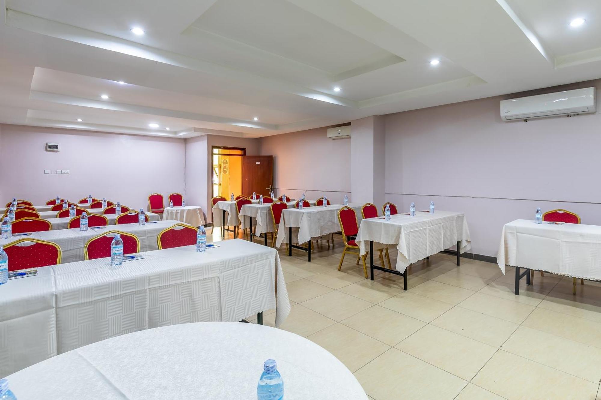 Russell Hotel Kampala Esterno foto