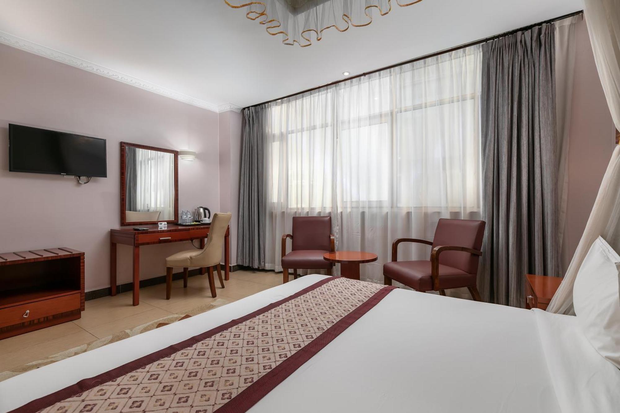 Russell Hotel Kampala Esterno foto
