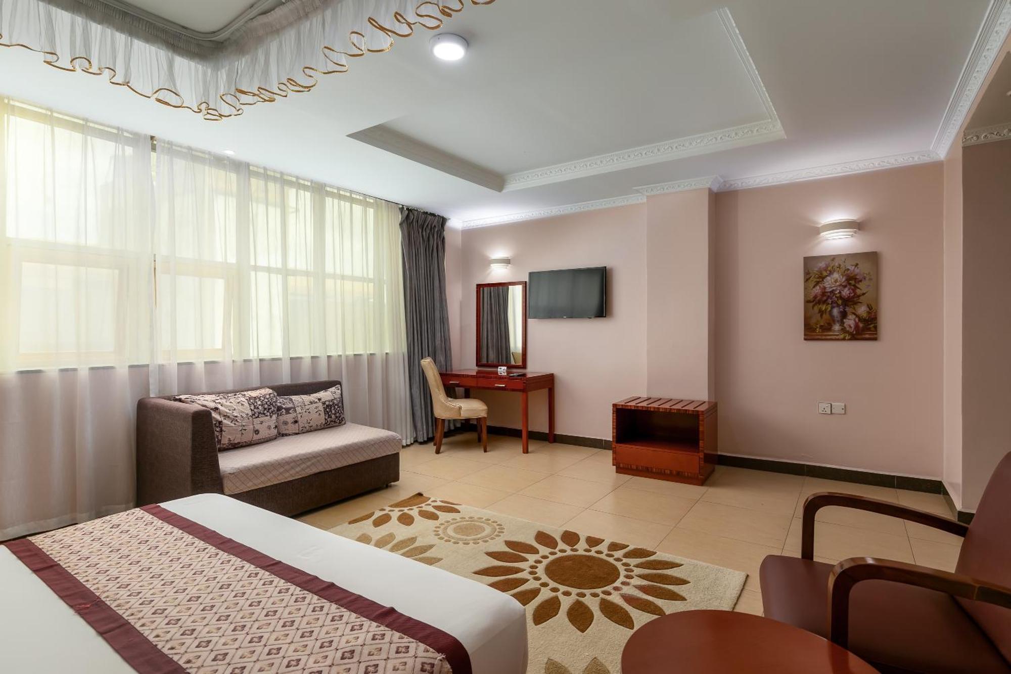 Russell Hotel Kampala Esterno foto