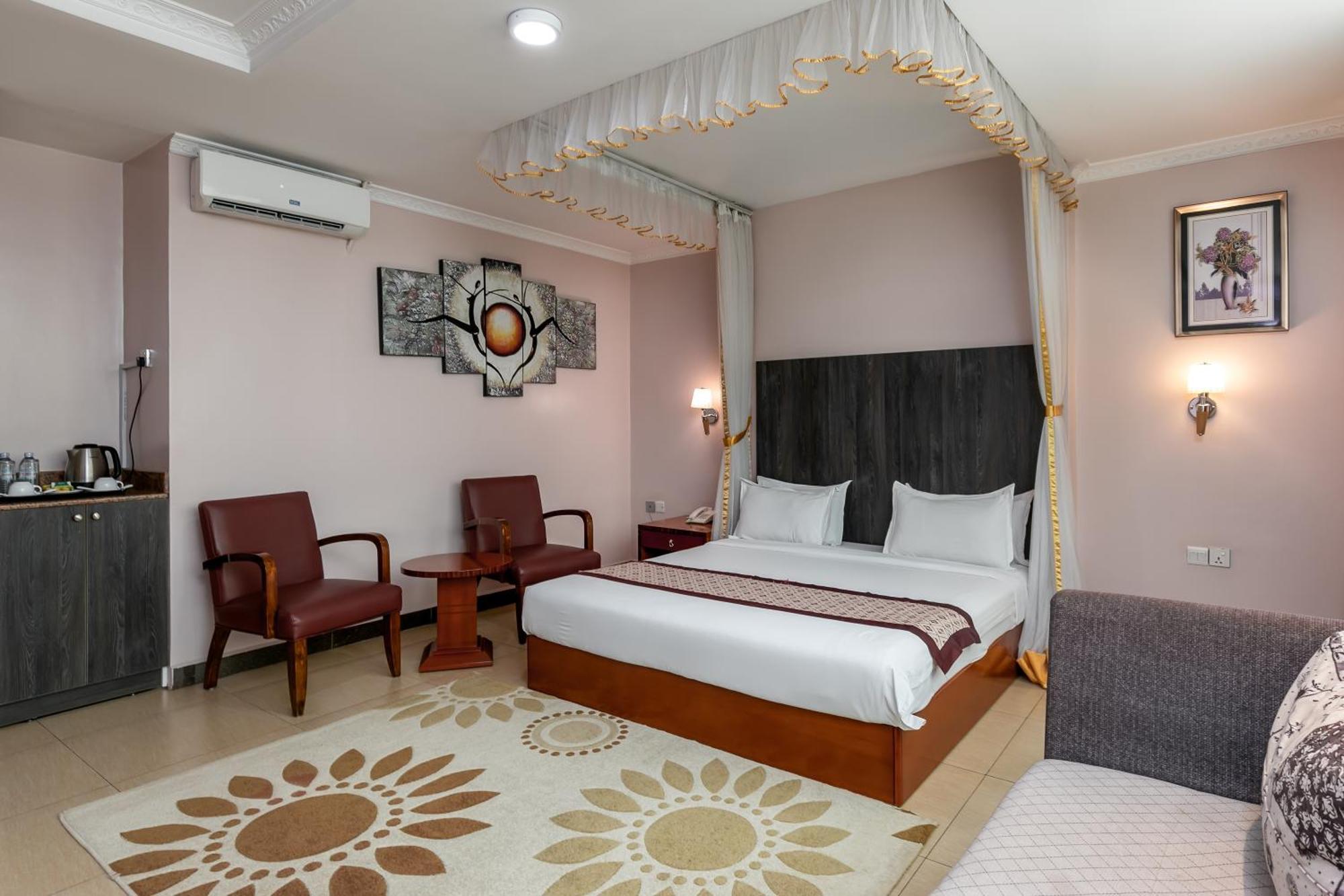 Russell Hotel Kampala Esterno foto