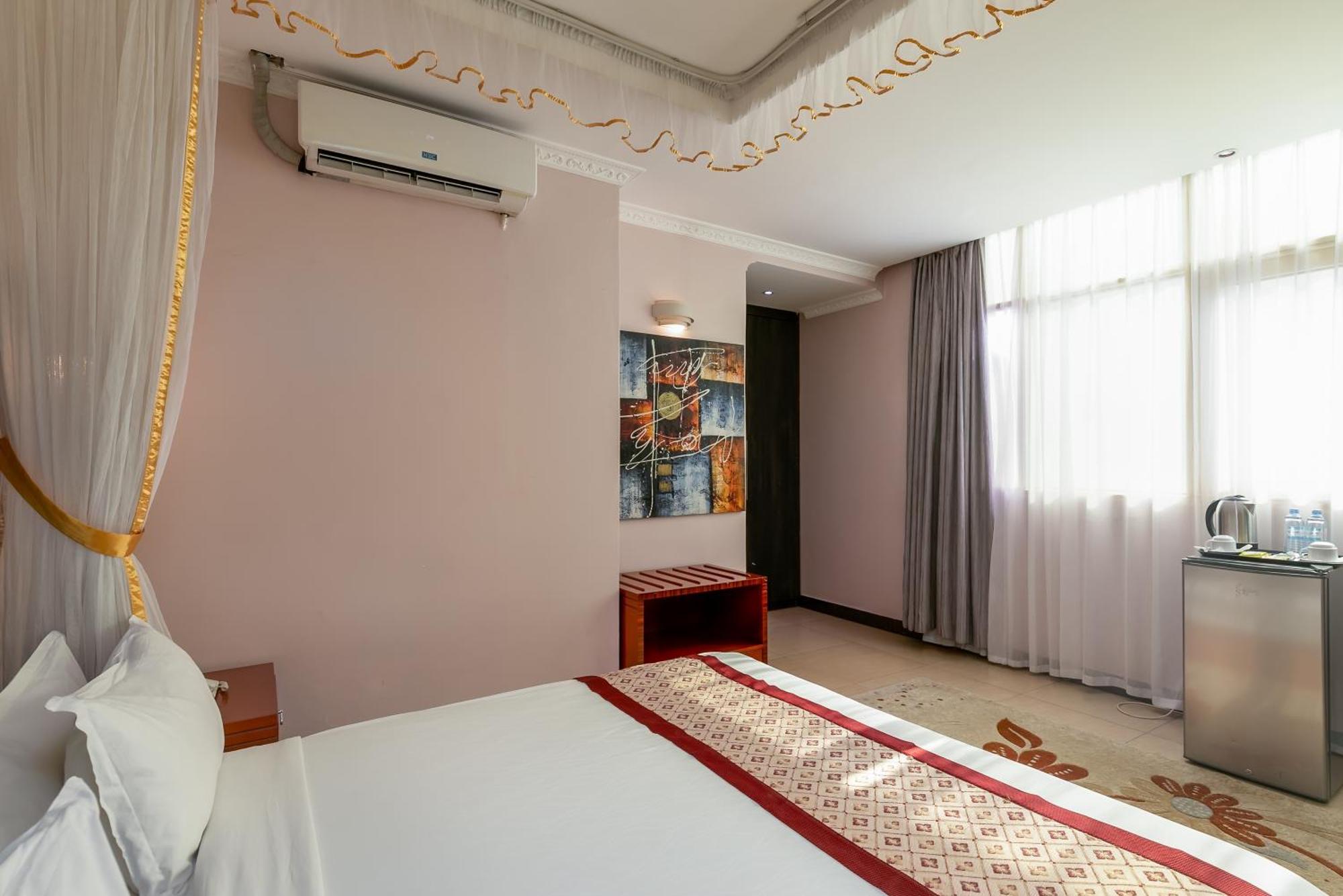 Russell Hotel Kampala Esterno foto