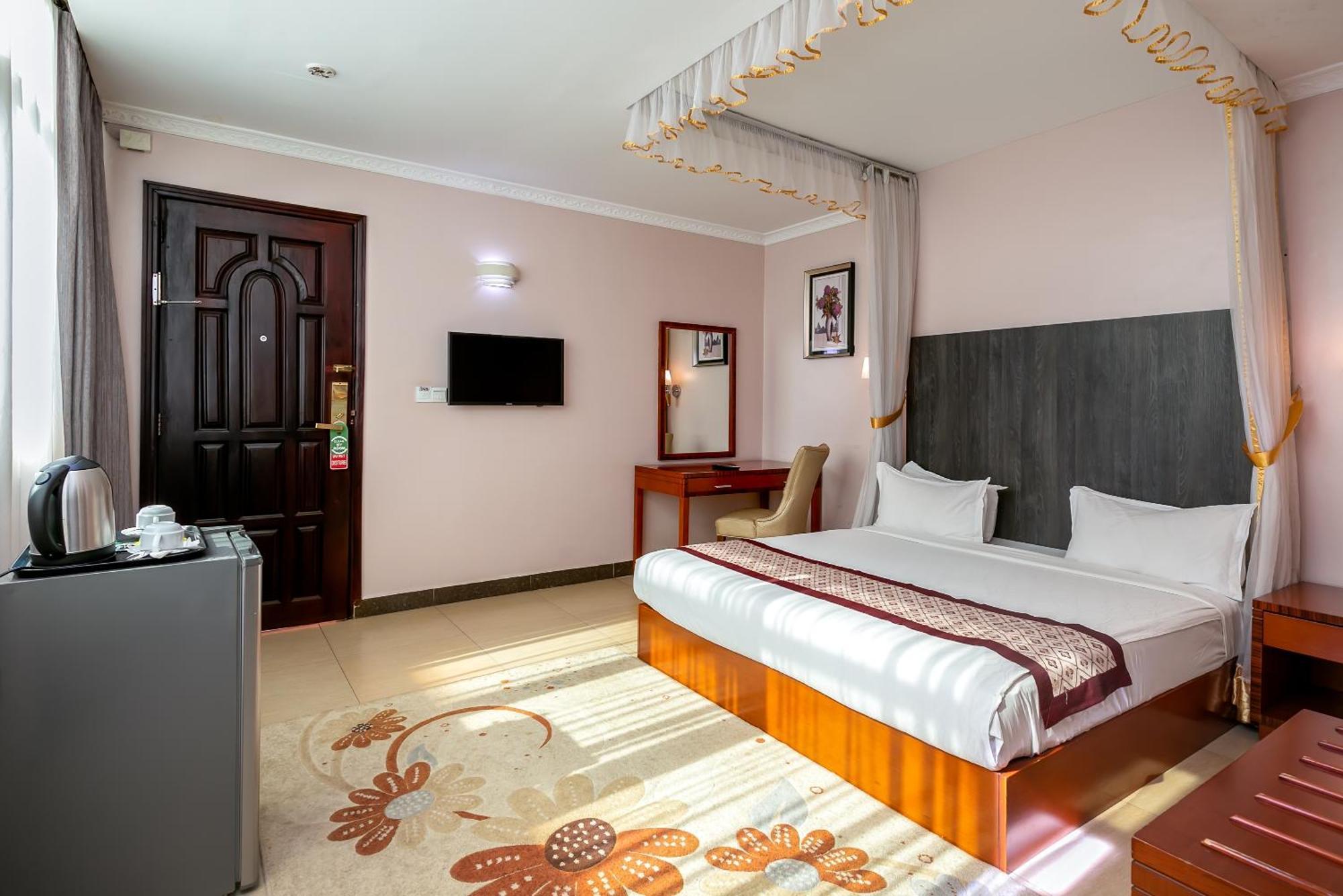 Russell Hotel Kampala Esterno foto