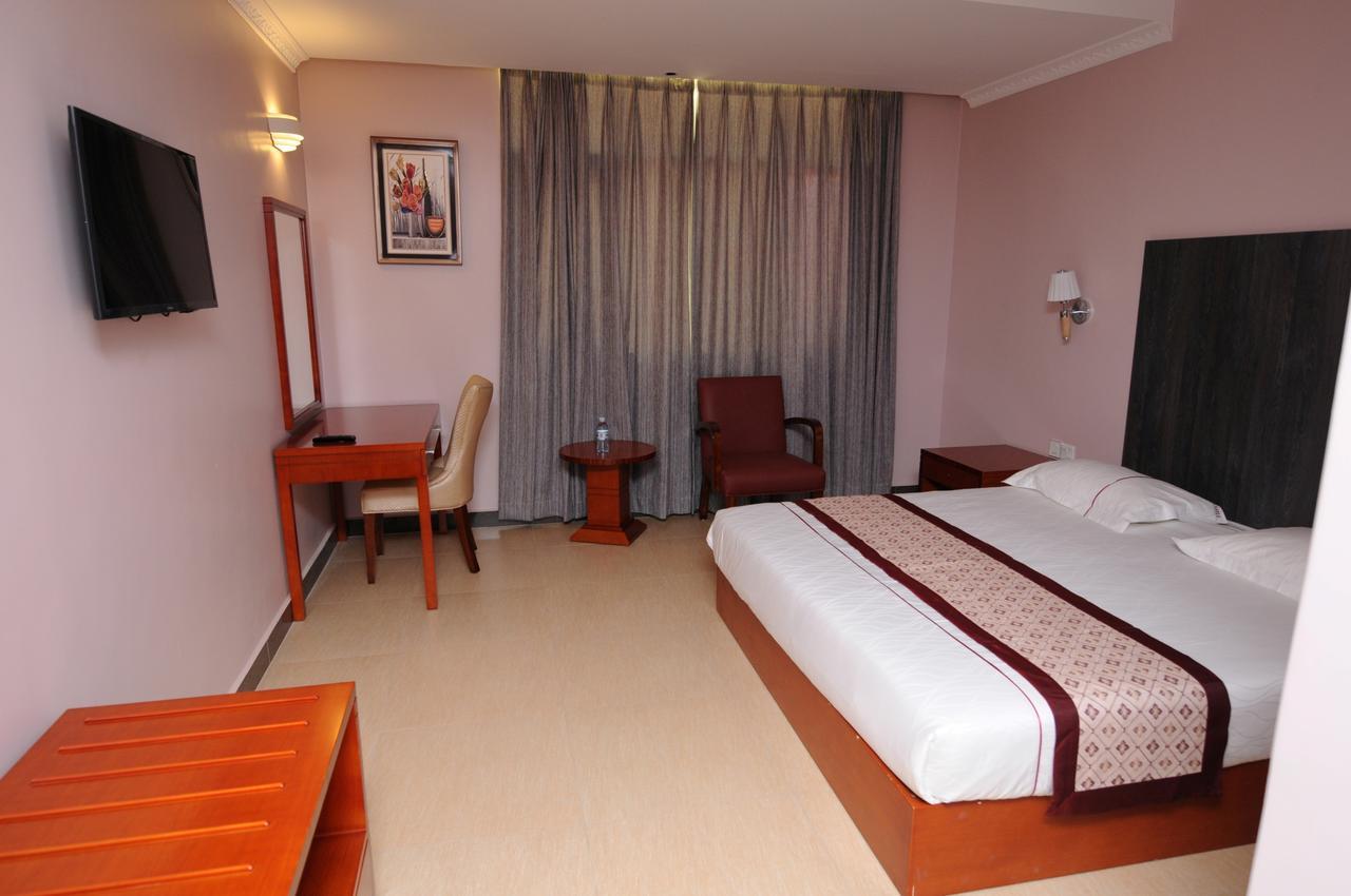 Russell Hotel Kampala Esterno foto